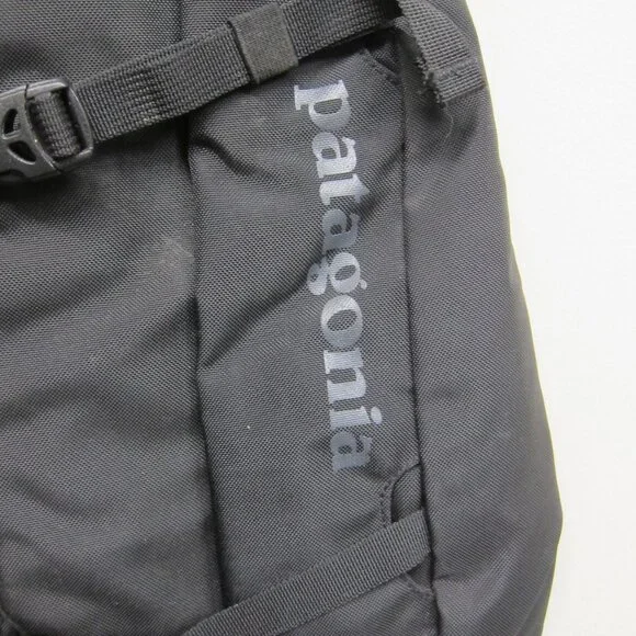 Patagonia 8L Atom Sling Bag Black/Silver with Adjustable Strap - Picture 3 of 9
